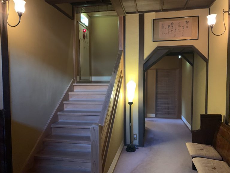 お部屋までの階段