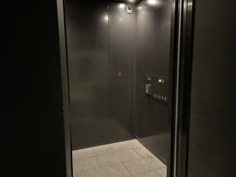 エレベーター内観(4)