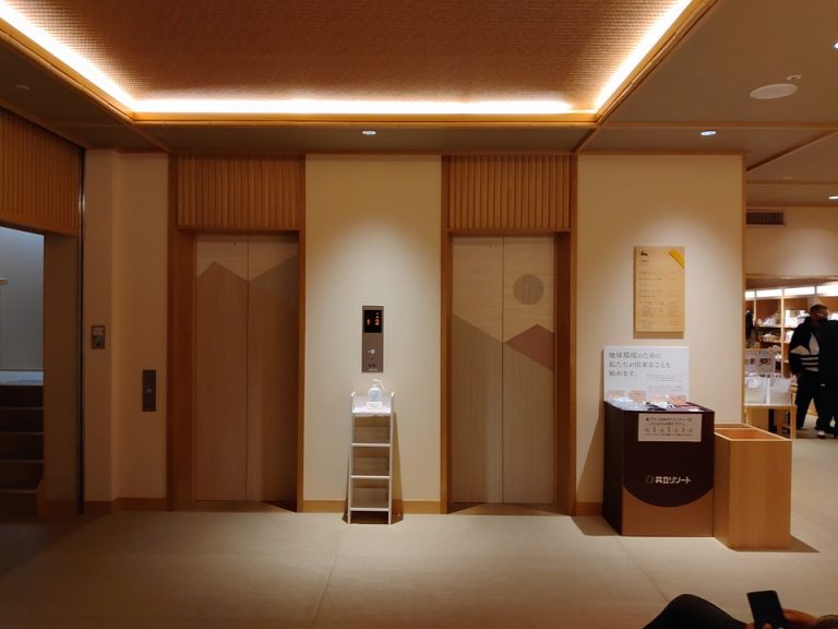 エレベーターホールフロント階2
