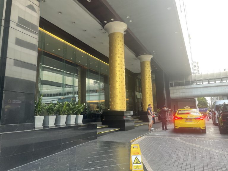 エントランス外観2