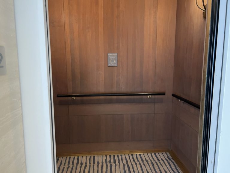 エレベーター内観