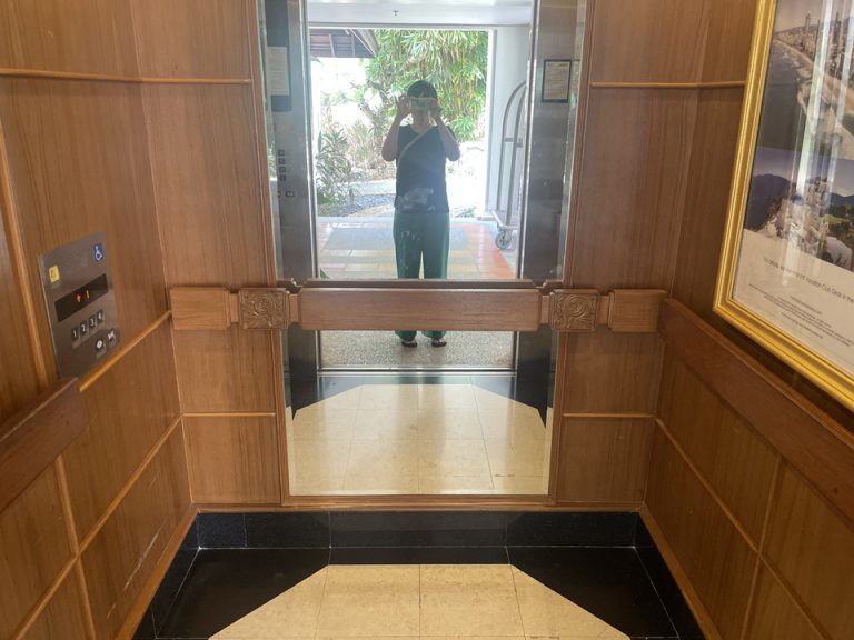 エレベーター内観