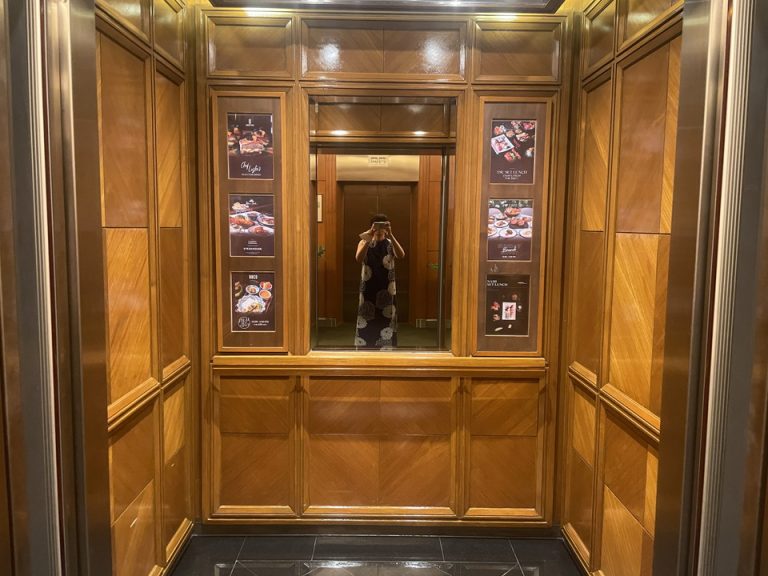 エレベーター内観