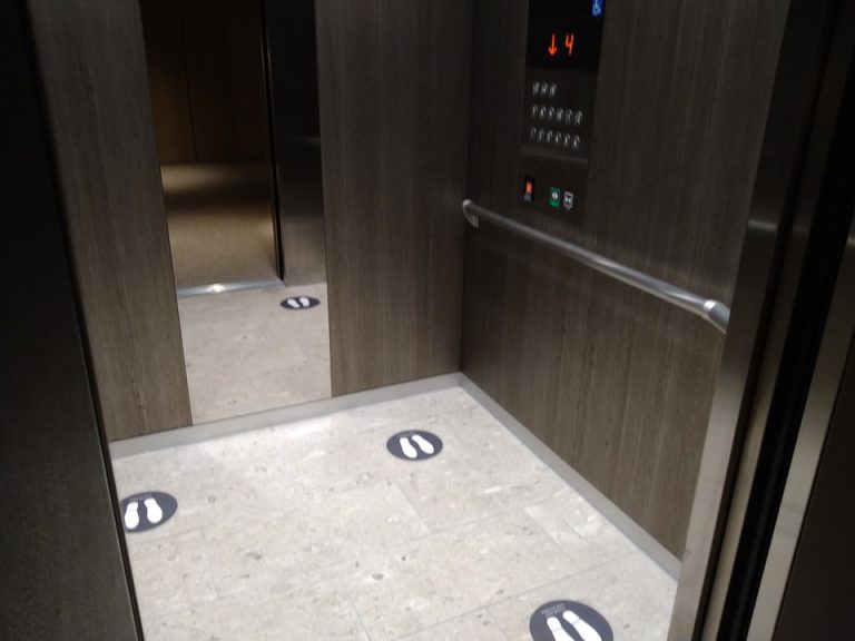 エレベーター内観