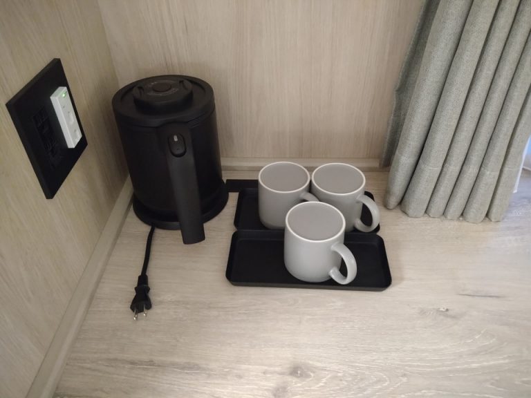 電気ケトル、カップ類