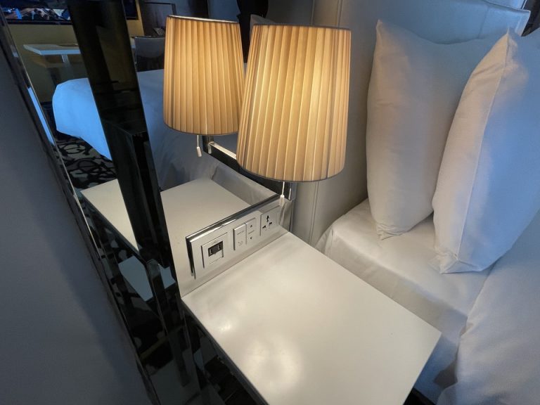 ベッドサイドテーブル