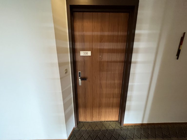 客室入口外観ドア