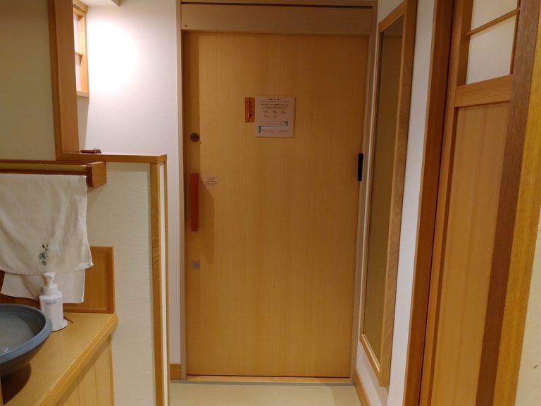 客室入口ドア内観