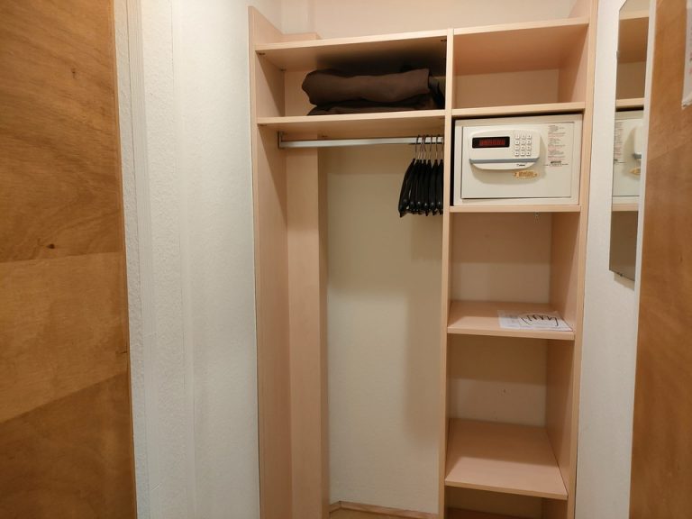クローゼット外観(開けた状態)
