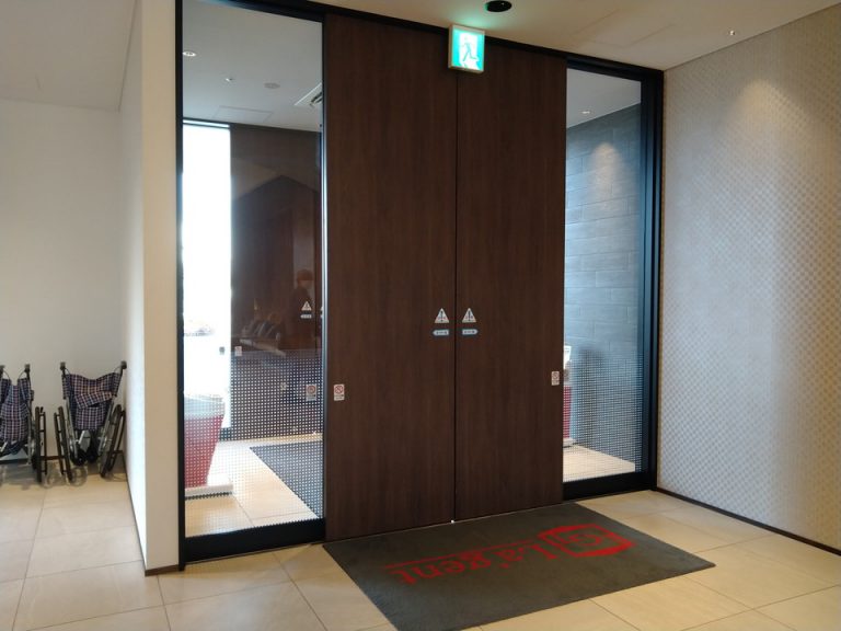 北側エントランス内観