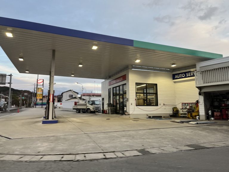 車で15分くらいのところにガソリンスタンドがありました。