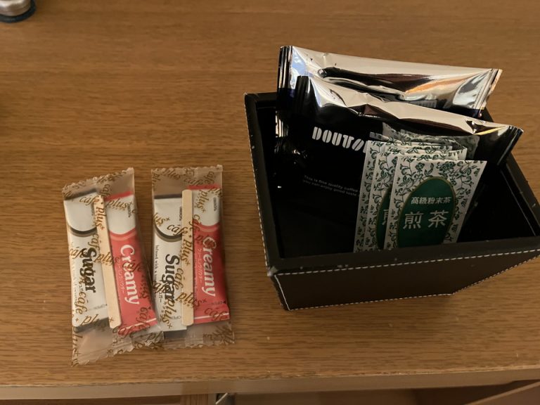 ドトールのドリップコーヒーと緑茶がありました。