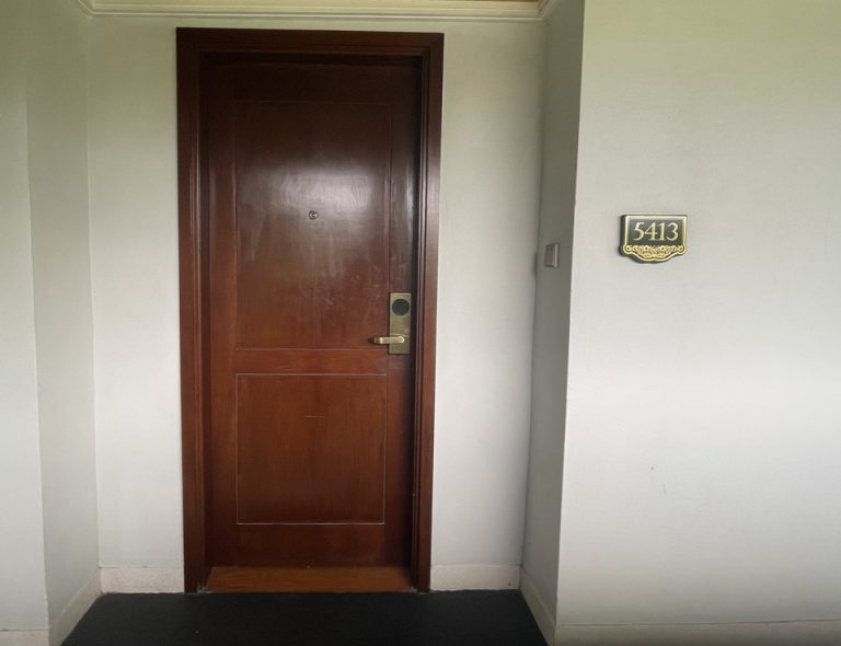 部屋の前のドア