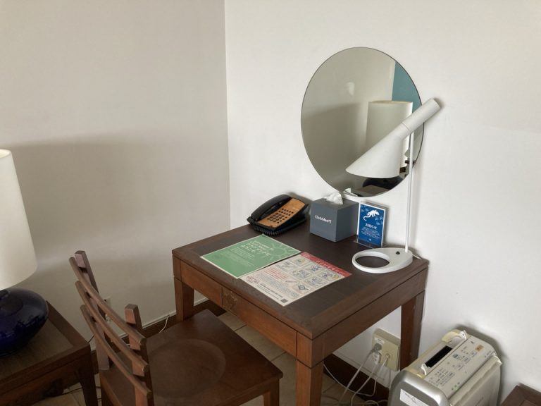 デスクは最低限の大きさです