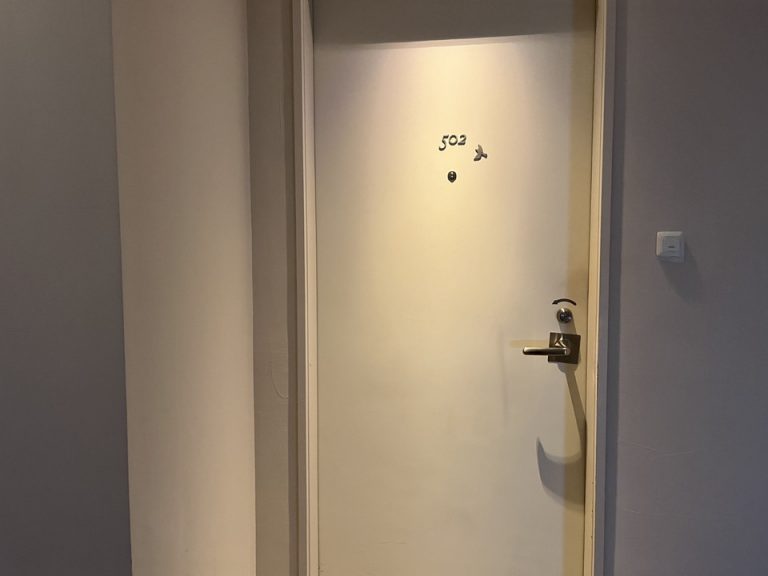 部屋のドア、廊下側から