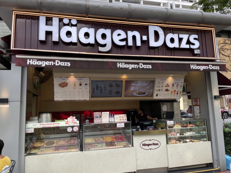 エントランス目の前のハーゲンダッツカフェ