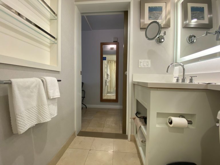 バスルームから客室