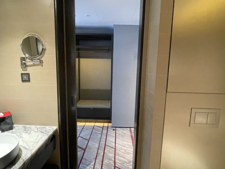 バスルーム内から