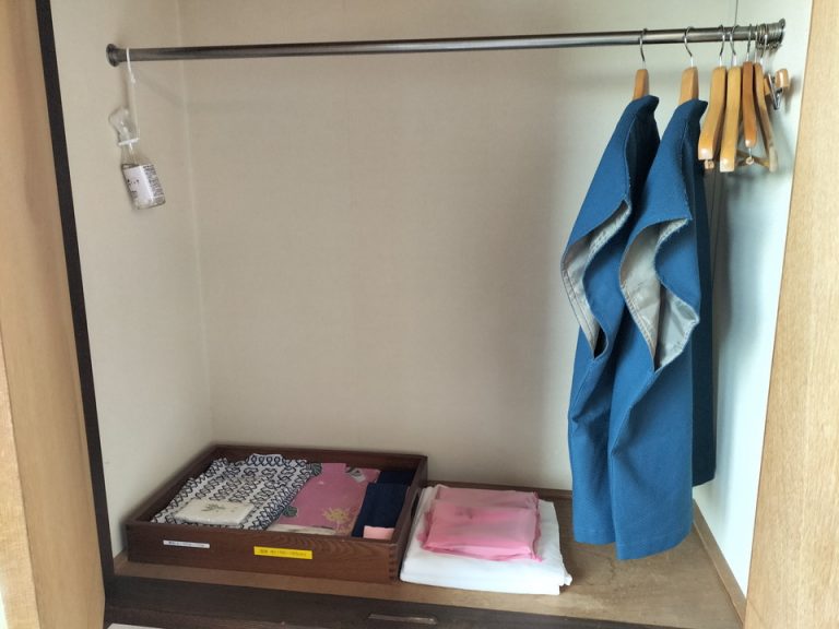 クローゼット外観(開けた状態) (2)