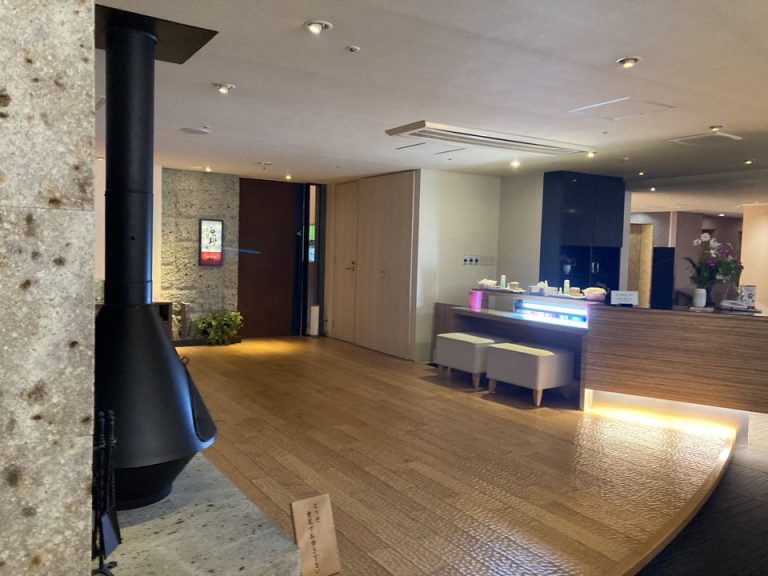 無料マニキュアコーナー