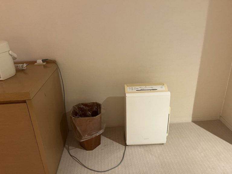 ゴミ箱と空気清浄機もありました。