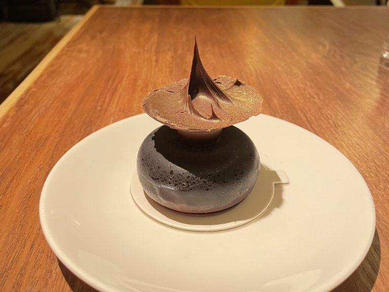 カフェでケーキを注文