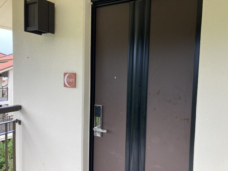 客室外玄関。チェックイン時につけてもらうリストバンドで開閉します。