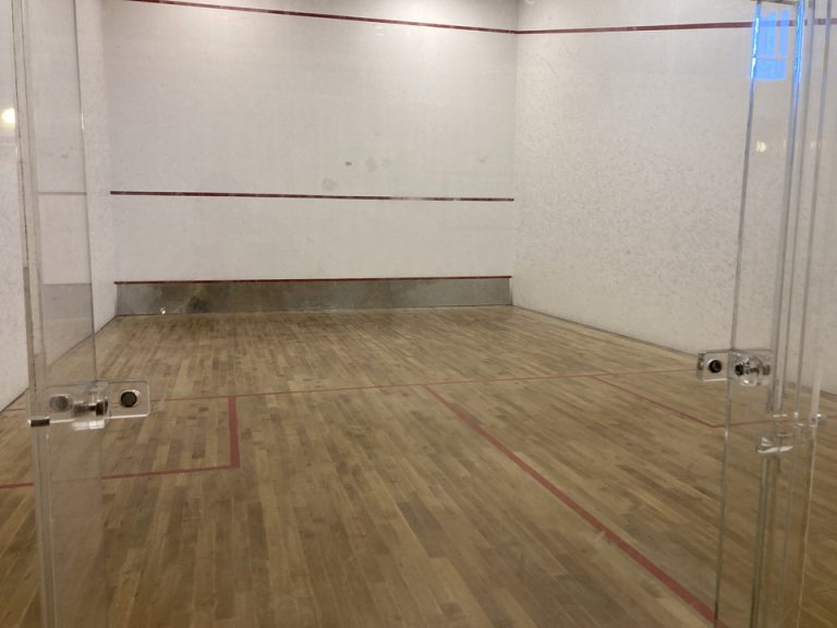 スカッシュコートも2面あり、空いていれば自由に使うことができます