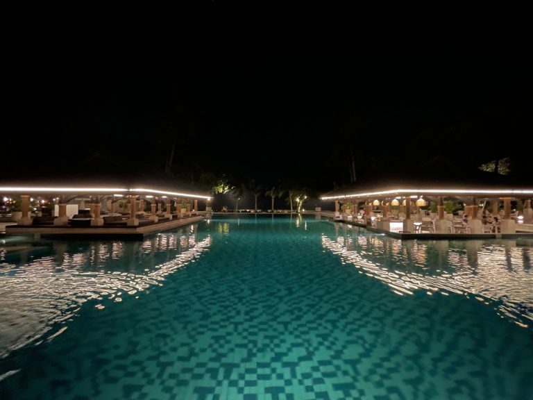 夜のメインプール