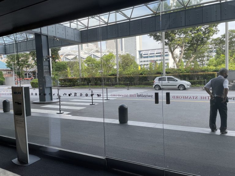 エントランス前