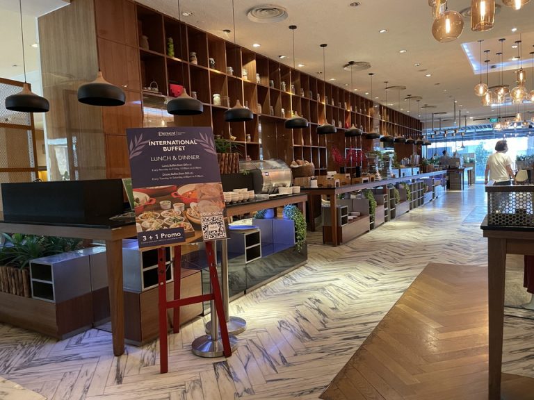 朝食会場、ランチとディナーメニュー