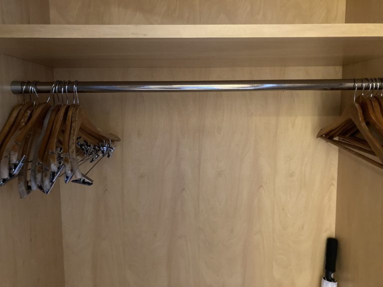 クローゼット内部。十分量の衣類がかけられます