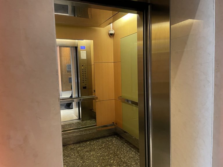 エレベーター内