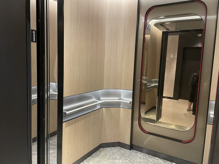 エレベーター内