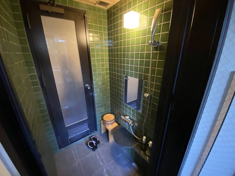 バスルーム内から入口2