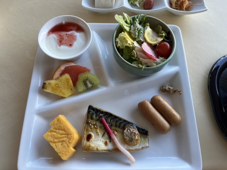 こちらはセルフではなく、1人1つ配膳されるおかずです。