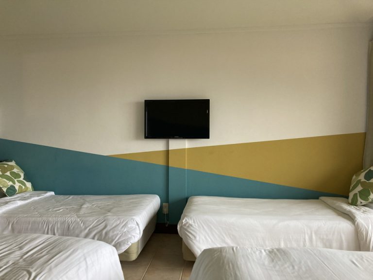 メインベッドから見た客室内