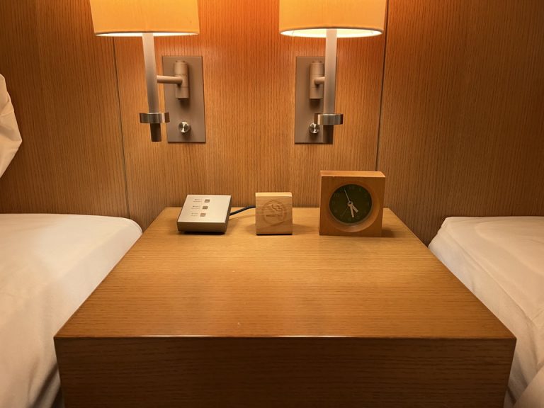 ベッドのサイドテーブル