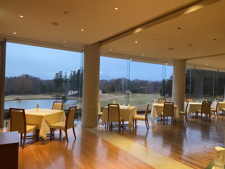 大きな窓からゴルフ場が見えました。