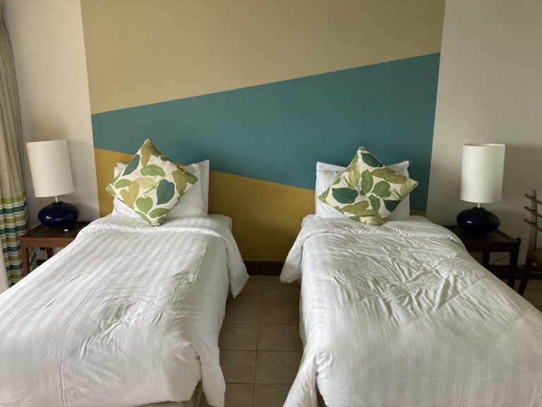 客室ベッド。広さは最低限のシングルベッドです。