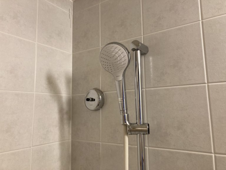 シャワーヘッド。水圧は弱めでした