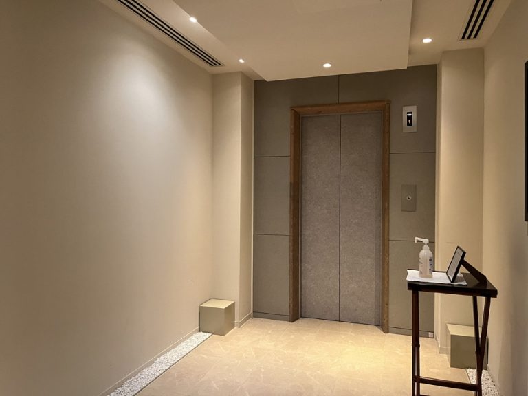 客室前エレベーター