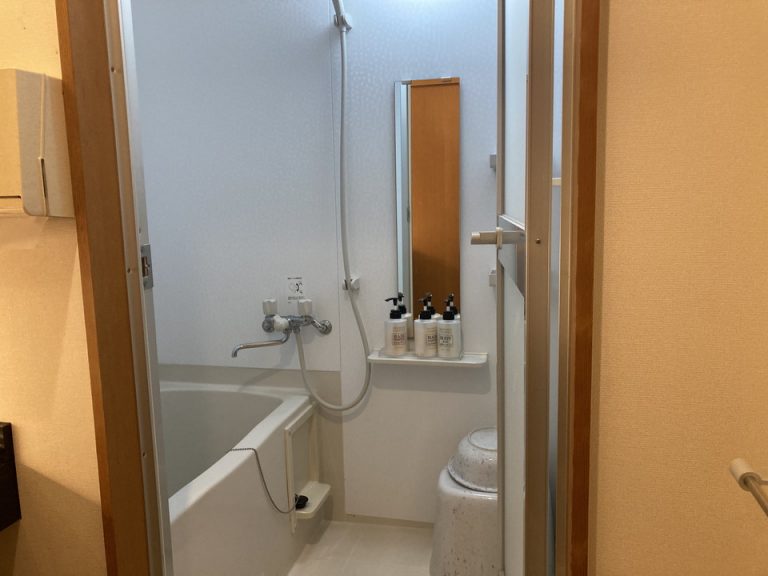 バスルーム入口から全景