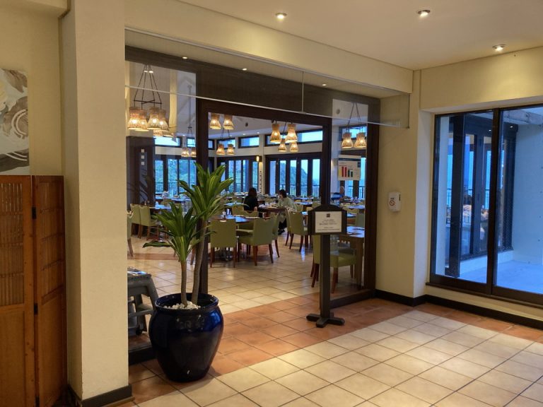 広く取られた窓からは綺麗な海を見渡せます