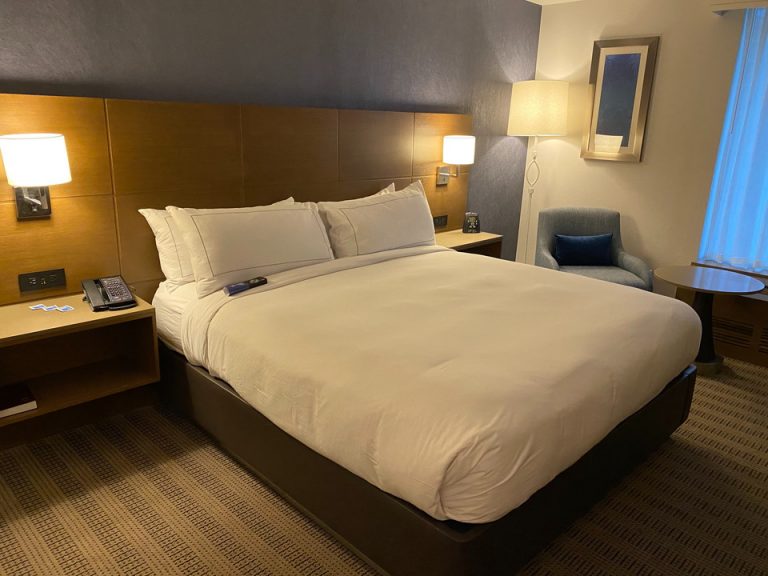 客室入口から窓、ベッド