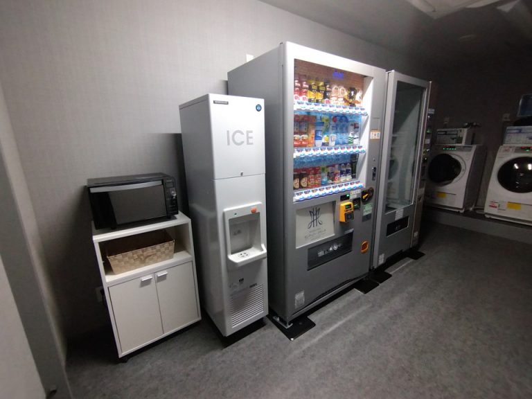 1階に自販機、製氷機、電子レンジ