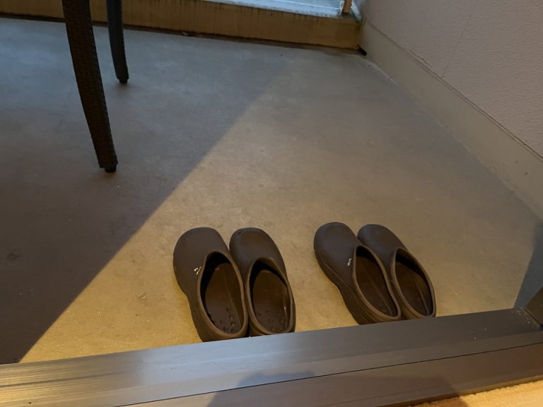 バルコニーには専用のスリッパがありました