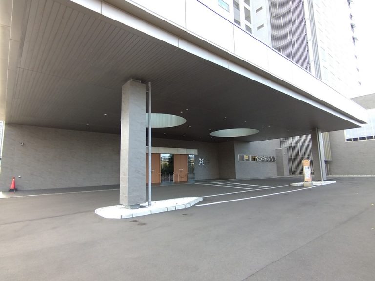 北側エントランス車寄せ