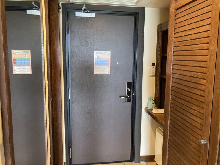 室内から見た客室玄関。右側にミニバーがあります。