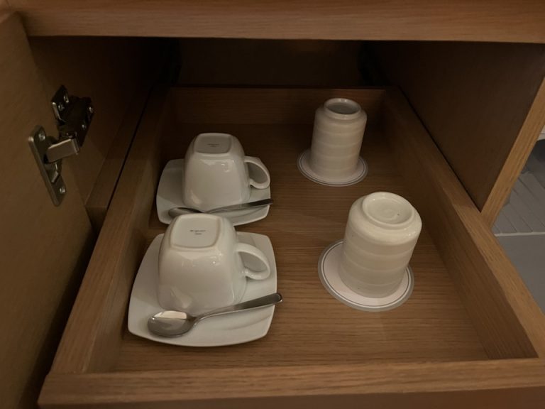 コーヒーカップと湯呑み